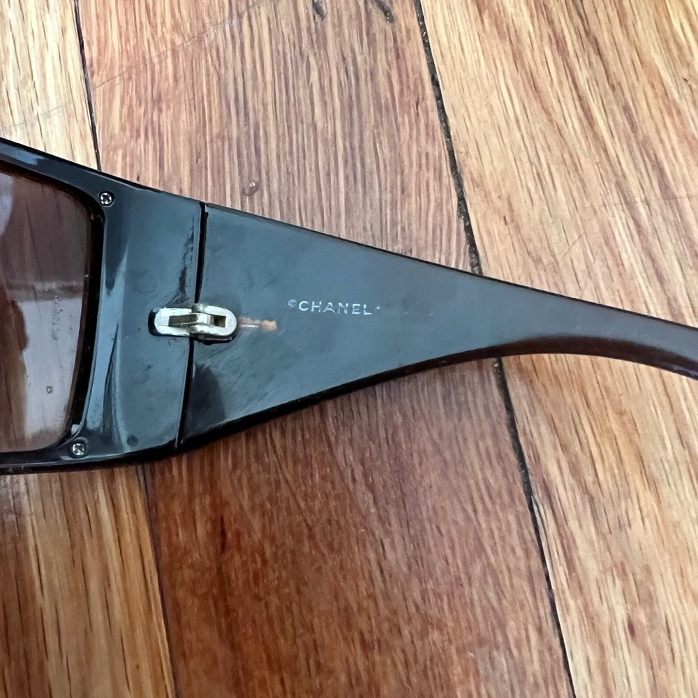 CHANEL Black Sunglasses with Quilted Case - Picture 2 of 7
